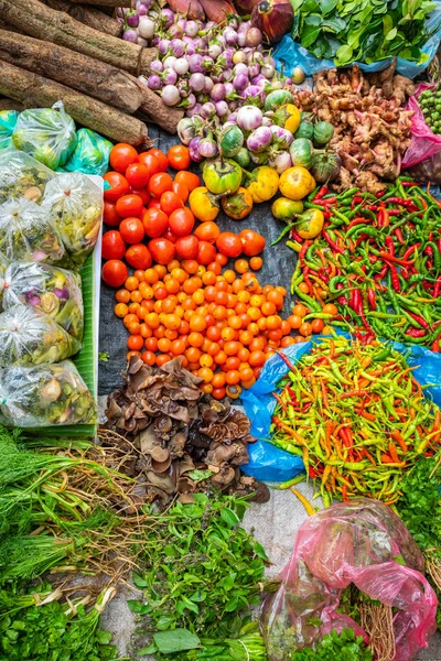 Gyümölcs és zöldség, egy utcai piacon, Laosz — Stock Fotó