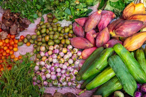 Frutta e verdura in un mercato di strada, Laos — Foto Stock