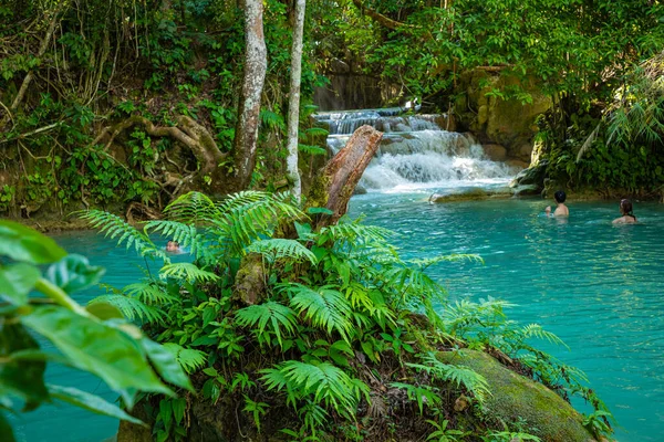 Τυρκουάζ νερά του καταρράκτη Kuang Si, Luang Prabang, Λάος. Τροπικό — Φωτογραφία Αρχείου