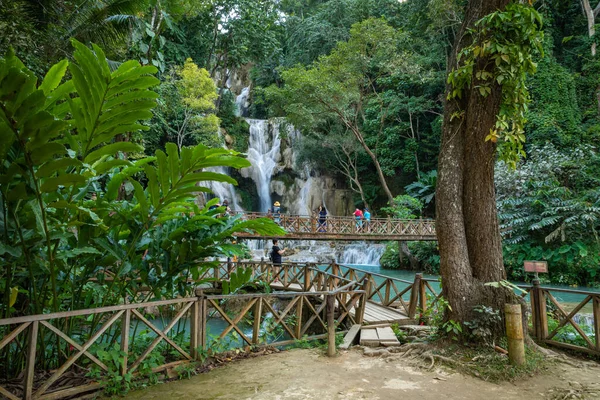 Türkisfarbenes Wasser des Kuang si Wasserfalls, luang prabang, laos. trop — Stockfoto