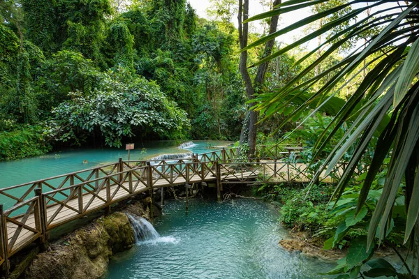 Turkoois water van Kuang Si waterval, Luang Prabang, Laos. Troep — Stockfoto