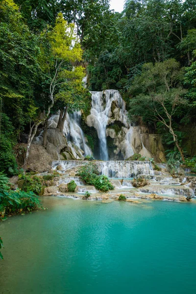 Turkoois water van Kuang Si waterval, Luang Prabang, Laos. Troep — Stockfoto