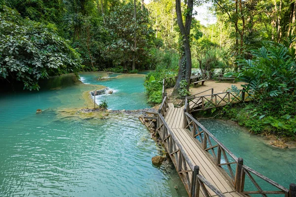 Água azul-turquesa da cachoeira Kuang Si, Luang Prabang, Laos. Tropa — Fotografia de Stock