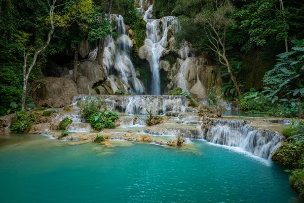 Água azul-turquesa da cachoeira Kuang Si, Luang Prabang, Laos. Tropa — Fotografia de Stock