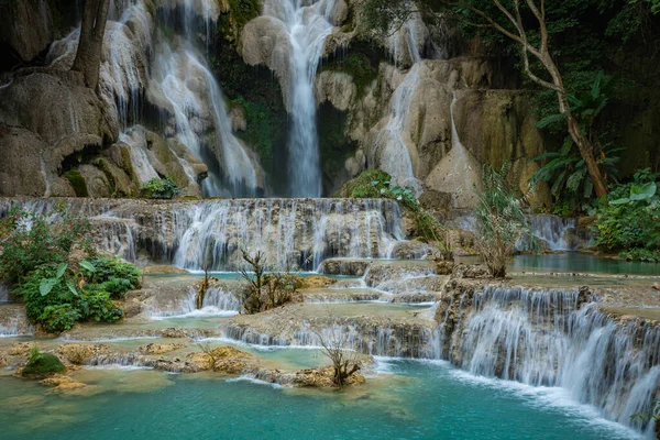 Türkisfarbenes Wasser des Kuang si Wasserfalls, luang prabang, laos. trop — Stockfoto