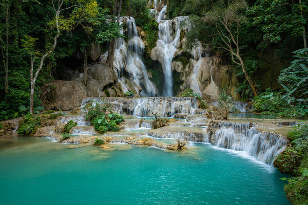 Бирюзовая вода водопада Куанг Си, Луанг Прабанг, Лаос. Троп
