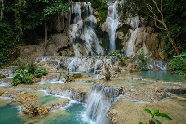 Água azul-turquesa da cachoeira Kuang Si, Luang Prabang, Laos. Tropa — Fotografia de Stock