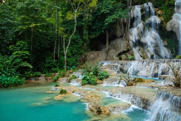 Água azul-turquesa da cachoeira Kuang Si, Luang Prabang, Laos. Tropa — Fotografia de Stock