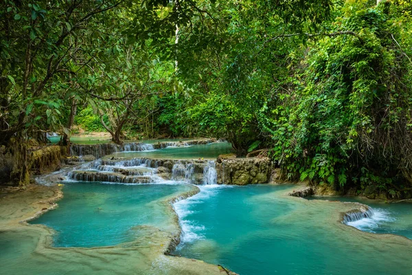 Água azul-turquesa da cachoeira Kuang Si, Luang Prabang, Laos. Tropa — Fotografia de Stock