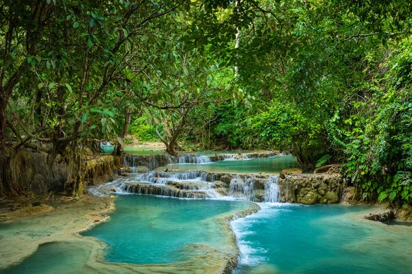 Turkoois water van Kuang Si waterval, Luang Prabang, Laos. Troep — Stockfoto