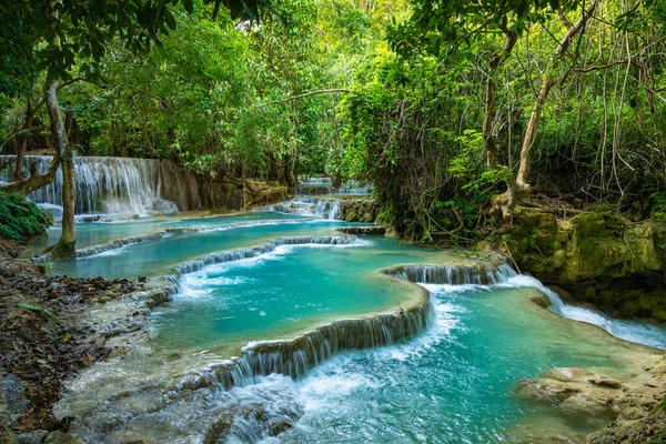 Kuang Si şelalesinin turkuaz suyu, Luang Prabang, Laos. Trop — Stok fotoğraf