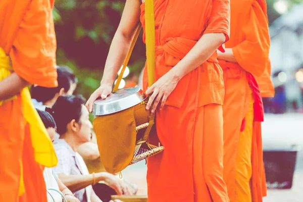 Luang Prabang, Laos - 12 października 2019: Buddyjscy mnisi na każdym kroku — Zdjęcie stockowe