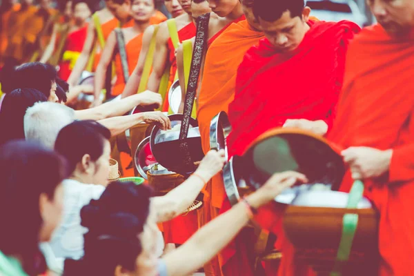 LUANG PRABANG, LAOS - 12 DE OCTUBRE DE 2019: Monjes budistas en todo el mundo — Foto de Stock