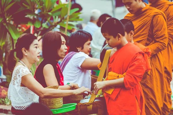 Luang Prabang, Laos - 12 oktober 2019: Boeddhistische monniken op alles — Stockfoto