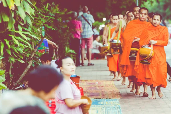ЛУАНГ-ПРАБАНГ, ЛАОС - 12 ОКТЯБРЯ 2019 г.: Буддийские монахи повсюду — стоковое фото