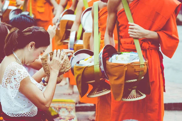 LUANG PRABANG, LAOS - 12 de outubro de 2019: monges budistas em todos os lugares — Fotografia de Stock