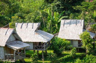 köy ve dağın içinde vang vieng, laos