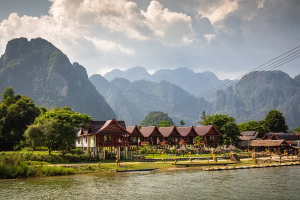 Pueblo y montaña en Vang Vieng, Laos — Foto de Stock