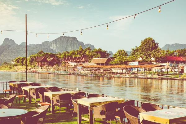 Dorp en berg in vang vieng, laos — Stockfoto