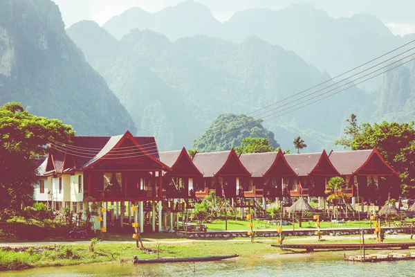 Pueblo y montaña en Vang Vieng, Laos — Foto de Stock