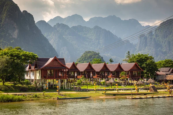 Pueblo y montaña en Vang Vieng, Laos — Foto de Stock