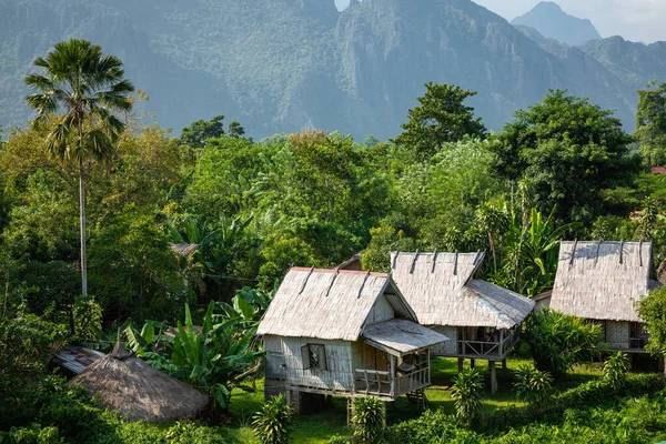 Byn och bergen i vang vieng, laos — Stockfoto