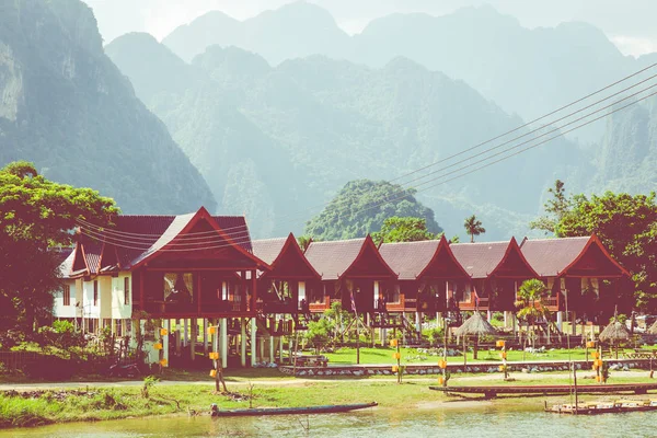 Falu- és hegyi-Vang Vieng, Laosz — Stock Fotó