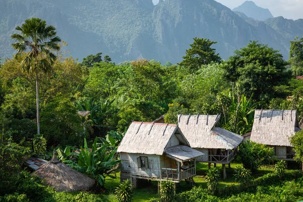 Köy ve dağın içinde vang vieng, laos — Stok fotoğraf