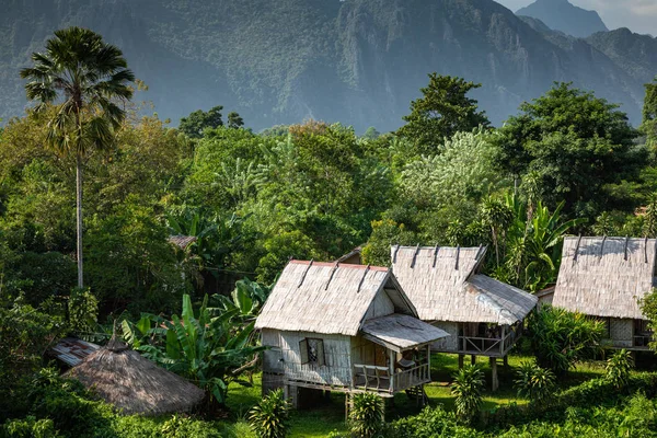 Byn och bergen i vang vieng, laos — Stockfoto