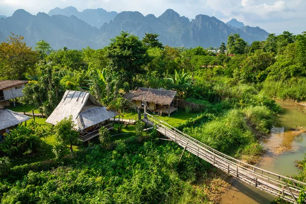 Pueblo y montaña en Vang Vieng, Laos — Foto de Stock