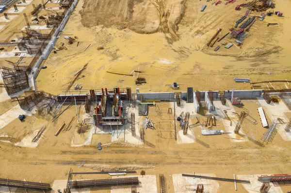 从上面看建筑工地 建筑设备 重型机械工人工作场所的空中景观 无人机的工业顶级视图 — 图库照片