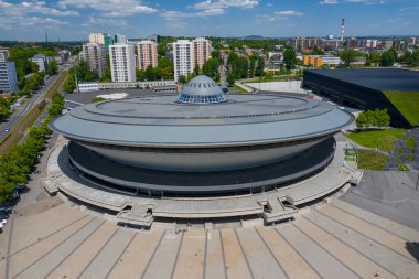 KATOWICE, POLAND - Haziran 01, 2020: Spodek arena kompleksinin hava fotoğrafı ve Katowice 'nin modern şehir merkezi, Yukarı Silezya. Polonya