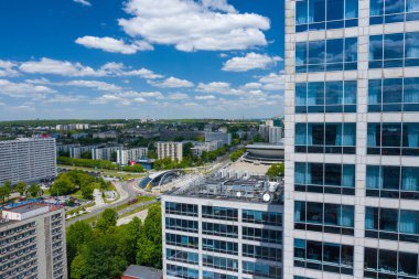 KATOWICE, POLAND - HAZİRAN 01, 2020: Katowice 'nin modern iş şehri merkezi Yukarı Silezya' nın havadan görünüşü. Polonya.