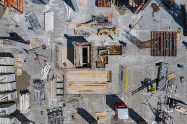 İnşaat alanı yukarıdan. İnşaat halindeki yeni dairenin havadan görüntüsü. İnsanlar çalışıyor. Üst görünüm sanayi bölgesi. 