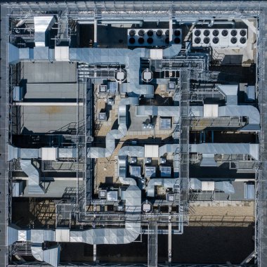 Binanın çatısındaki havalandırma sisteminde. Havalandırma ve havalandırma endüstriyel hava sistemi. Hava Görüntüsü.