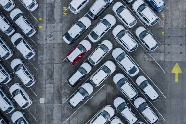 Yeni araba hava görüntüsünü ayarladı. İthalat ve ihracat şirketi lojistiği satış için. Ticari iş dünyası için otomobil ve otomobil otoparkı.