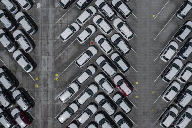 Yeni araba hava görüntüsünü ayarladı. İthalat ve ihracat şirketi lojistiği satış için. Ticari iş dünyası için otomobil ve otomobil otoparkı.