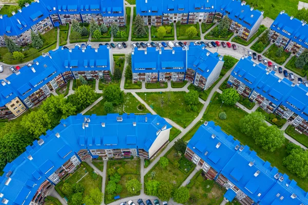 Olkusz ポーランド 2020年6月3日 青い屋根の住宅団地の空中ビュー ウィトサ通りに位置するエステート スロヴィキ 英語版 はポーランドのオルクシュ 英語版 Smurfs — ストック写真