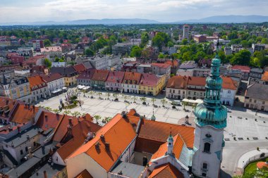 PSZCZYNA, POLAND - Haziran 04, 2020: Avrupa 'nın tarihi kentindeki ana pazar meydanının havadan görünüşü. Renkli eski binalar ve açık mavi gökyüzü. Pszczyna, Yukarı Silezya, Polonya. 