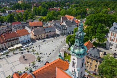 PSZCZYNA, POLAND - Haziran 04, 2020: Avrupa 'nın tarihi kentindeki ana pazar meydanının havadan görünüşü. Renkli eski binalar ve açık mavi gökyüzü. Pszczyna, Yukarı Silezya, Polonya. 
