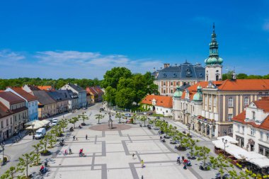 PSZCZYNA, POLAND - Haziran 04, 2020: Avrupa 'nın tarihi kentindeki ana pazar meydanının havadan görünüşü. Renkli eski binalar ve açık mavi gökyüzü. Pszczyna, Yukarı Silezya, Polonya. 