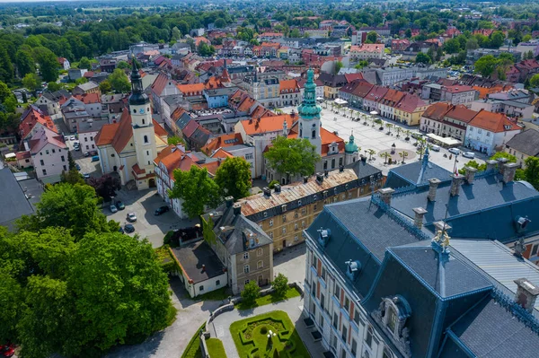 Pszczyna ポーランド 2020年6月4日 歴史的なヨーロッパの都市の主要な市場広場の空中ビュー カラフルな古い建物と澄んだ青い空 Pszczyna Upper Silesia ポーランド — ストック写真