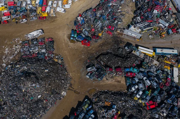 可怕的空中景观 汽车垃圾场里陈旧不堪 生锈的汽车 从上而下的汽车回收业 — 图库照片