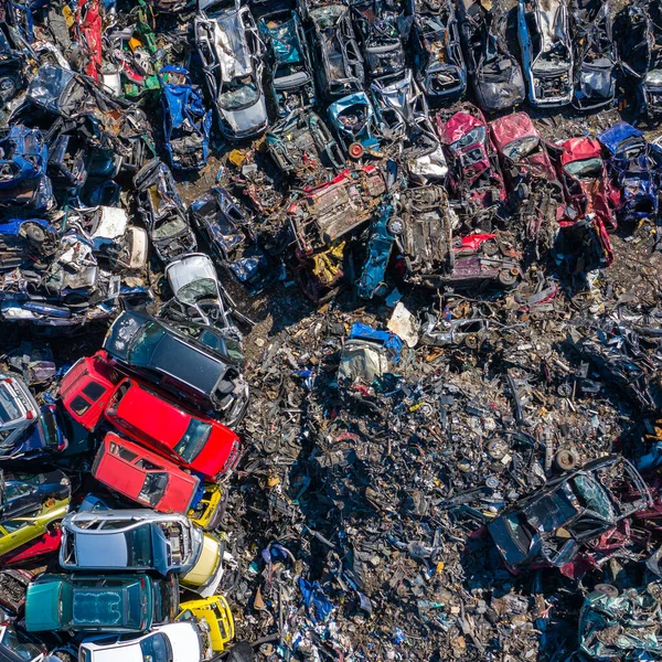可怕的空中景观 汽车垃圾场里陈旧不堪 生锈的汽车 从上而下的汽车回收业 — 图库照片
