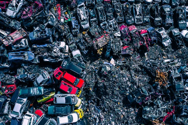 可怕的空中景观 汽车垃圾场里陈旧不堪 生锈的汽车 从上而下的汽车回收业 — 图库照片