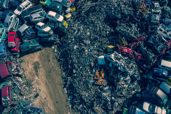 Vista Aérea Scrapyard Viejos Coches Oxidados Corroídos Depósito Chatarra Industria —  Fotos de Stock