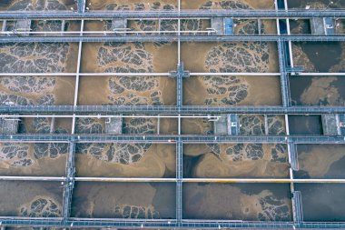 Kanalizasyon Çiftliği Havadan Görünümü. Tankları ve yeşil otları temizliyorum. Kanalizasyon arıtma tesisinin en üst görüntüsü. Geometrik arkaplan dokusu. 