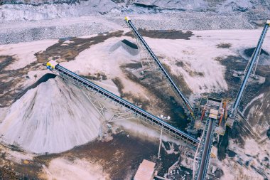 Pit Mine Top View 'ı aç. Endüstriyel maden ocağının havadan görünüşü. Açık madencilik. İnşaat endüstrisi için kum malzemesi üreten fabrika.