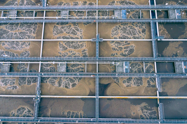 Вид на канализационную ферму с воздуха. Уточнение резервуаров и зеленой травы. Вид сверху на очистные сооружения. Геометрическая текстура фона
. 