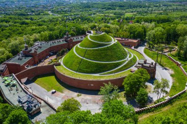 Kosciuszko Tepesi (Kopiec Kosciuszki) Hava Görünümü. Krakow, Polonya. Tadeusz Kosciuszko 'nun anısına 1823 yılında dikildi.. 